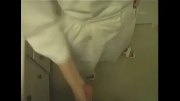 Frische Freche Krankenschwester gibt Patienten einen Handjob Clips Clips