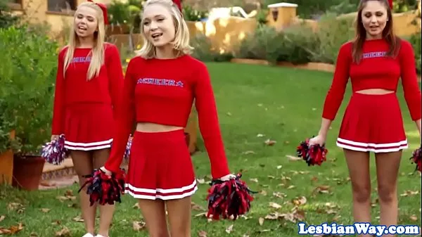 Nouveaux Les pom-pom girls à quatre amusement après pratique clips Clips