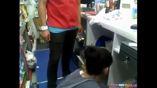 Nuevos El empleado de la tienda es succionado por su novia en el trabajo y un cliente lo clips Clips