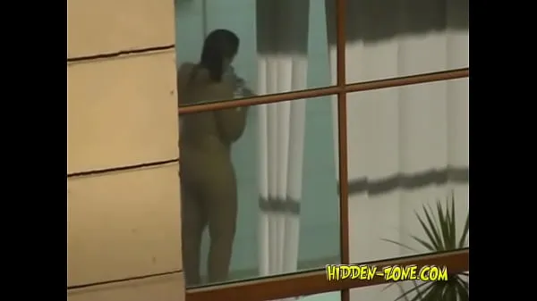 Nuevos Una niña se lava en la ducha y la vemos a través de la ventana clips Clips