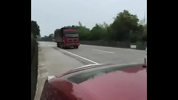 Nuovi Uomo cinese e la sua ragazza fare sesso in macchina accanto all'autostrada clip Clip