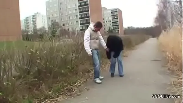 Tuoreet Young Boy Seduce homeless MILF m. to Fuck with Him leikkeet Leikkeet