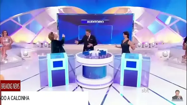 Свежие клипы БАЛАРИНА В ПРОГРАММЕ SILVIO SANTOS ПОКАЗЫВАЮТ ТРУСЫ Клипы