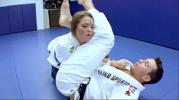 Nuevos Alumnas cachondas de Karate follan con su entrenador después de una buena sesión de karate clips Clips