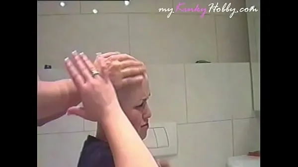 Friske video: Headshave and cumshot of the Kinkest Hairdresser Student klip Klip