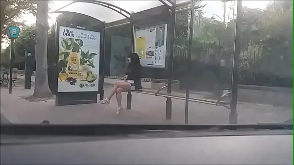 Färska bitch at a bus stop klipp Klipp