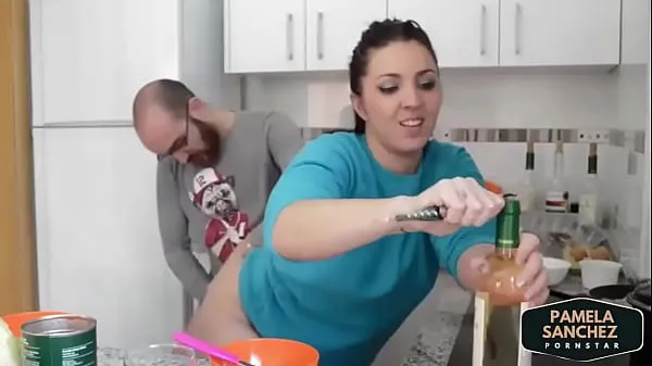 Nuevos Follando en la cocina cocinando Pamela y Jesus más videos en la cocina en pamelasanchez.eu clips Clips