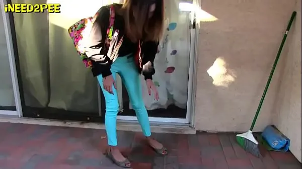 Nouveaux Nouvelles filles pissent leur pantalon en public réel mouillant 2018 clips Clips