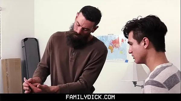 Nuovi FamilyDick - StepDaddy insegna al figliastro vergine a succhiare e scopare clip Clip