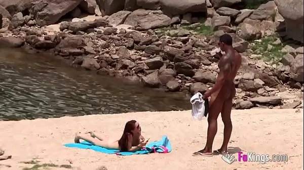 Nuovi L'enorme tizio nero armato che si arrampica sulla spiaggia per nudisti. Così facile, quando sei armato di un tale archibugio clip Clip