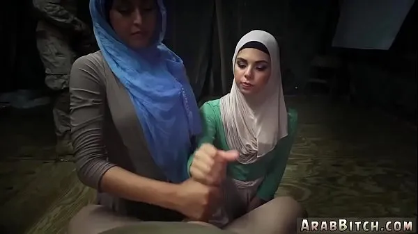 Nuovi La sorella e il culo dei compagni arabi brancolano furtivamente nella Base clip Clip