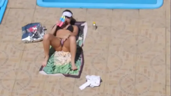 Frische Flagra safada masturbando Piscina Gekennzeichnetes Mädchen masturbiert auf dem Pool Clips Clips