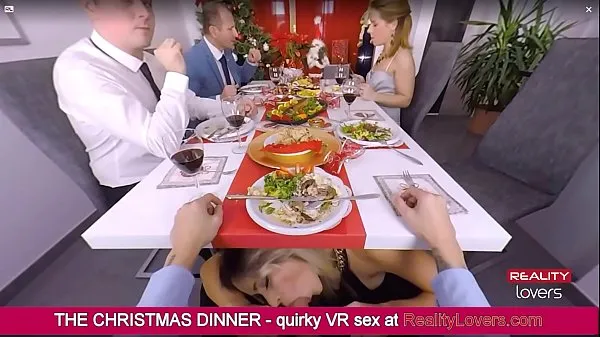 Nouveaux Vittoria Dolce vous souffle sous la table pendant le dîner de Noël en VR clips Clips