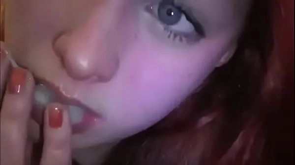 Friske Married redhead playing with cum in her mouth klip Klip