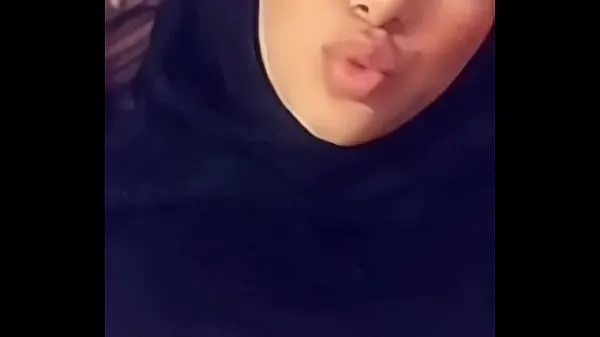 Frische Muslimisches -Mädchen mit dicken Titten nimmt sexy Selfie-Video auf Clips Clips