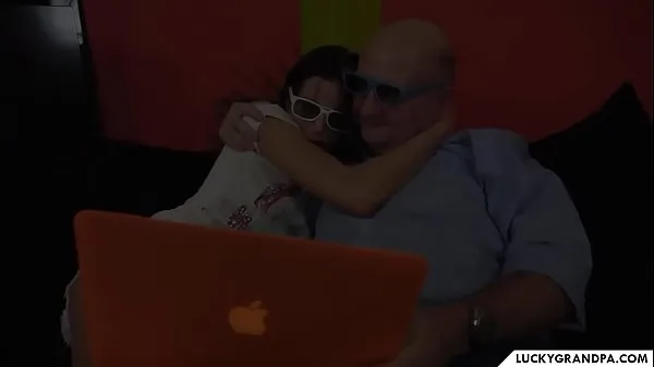 Świeże teen makes netflix & chill with her grandpa klipy Klipy