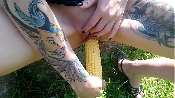 Färska Lucy Ravenblood fucking pussy with corn in public klipp Klipp