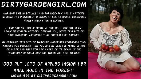 Yeni Dirtygardengirl put lots of apples inside her anal hole in the forest klip Klipler