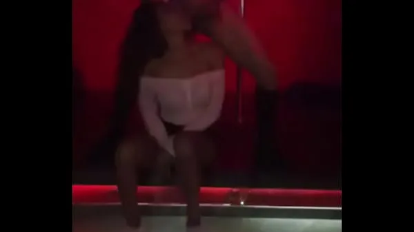 Nouveaux Sexe en discothèque avec streper vénézuélien, sexe oral de la fille du public situé à Caracas, Venezuela clips Clips