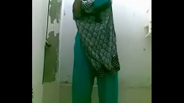 Nouveaux bottle bating indian wife in shower for a selfie clips Clips