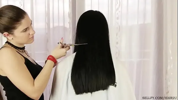 Frische Mädchen bekommt zur Strafe für die Benutzung ihrer Haarbürste die Haare geschnitten Clips Clips