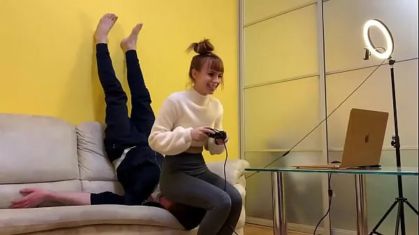 Nuevos La gamer girl Kira con leggings grises usa a su esclava de silla mientras juega mientras se sienta en la cara de peso completo (vista previa clips Clips