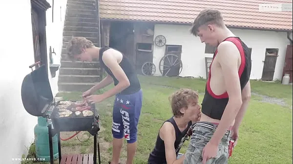 Nouveaux Des minets chauds baisent après un barbecue clips Clips