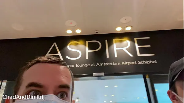 Clipes de Boquete pública arriscada nos banheiros do Aeroporto Schiphol de Amsterdã com tratamento facial frescos