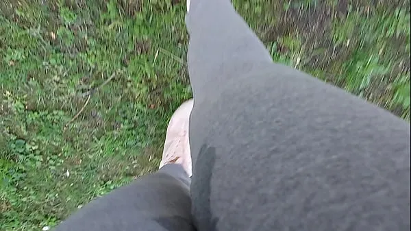 Nouveaux Dans un parc public, votre demi-soeur ne peut pas se retenir et se fait chier complètement, mouillant ses leggings clips Clips