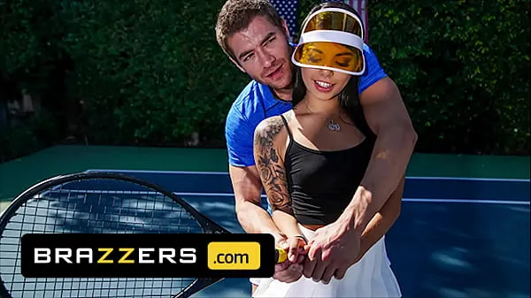 Clipes de Xander Corvus) Massages (Gina Valentinas) Foot To Ease Her Pain They End Up Fucking - Brazzers frescos