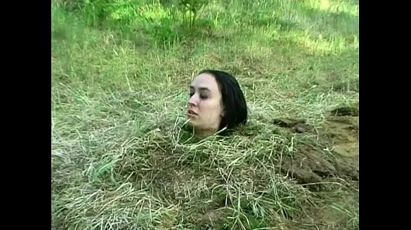 Nouveaux Enterrement de forêt dans une forêt et domination bizarre de slavegirl qui pleure clips Clips