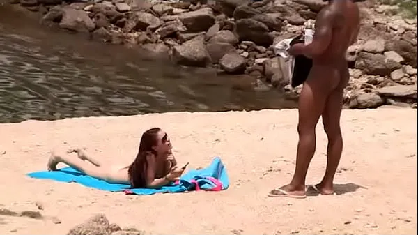 Nouveaux Un mec noir cherche des filles excitées sur la plage nudiste et en frappe une clips Clips