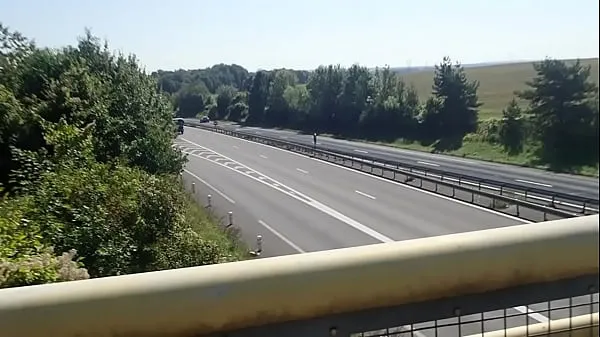 Nouveaux exhib sur un pont d'autoroute clips Clips