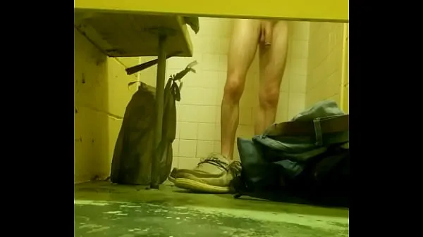 Sveži Guy with massive dick spied showering posnetki Posnetki