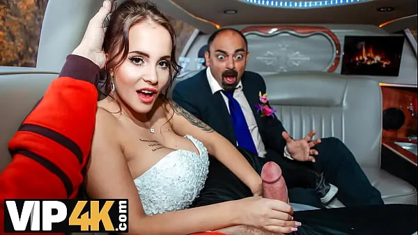 Nouveaux VIP4K. Un passant au hasard marque une mariée luxueuse dans la limousine de mariage clips Clips