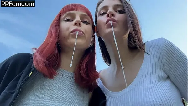 Nuovi Double Femadom POV sputare e adorare i piedi in pubblico con Kira e Sofi clip Clip