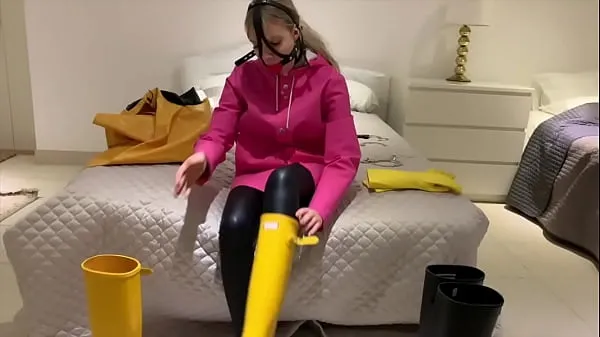 Vanessa in heavy rainwear and gag klip baru Klip