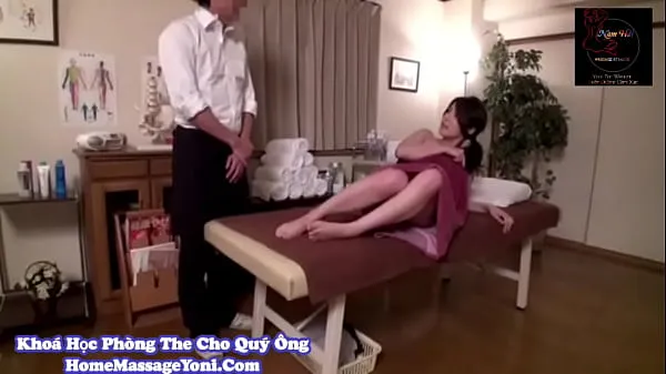 Frische Glückliche kleine Mädchenmassage im Spa Clips Clips