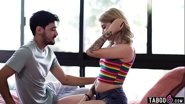 Nuovi La giovane donna di 18 anni Lola Fae si intrufola con un ragazzo nella sua stanza in modo che possano fare sesso clip Clip