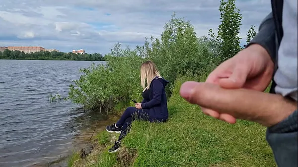 Nuevos El hombre exhibicionista vio a una chica solitaria en la naturaleza y sacó su polla frente a ella y comenzó a masturbar la polla frente a una belleza desconocida, corre el riesgo de asustarla, pero a ella le gusta mirar una gran polla mascul clips Clips