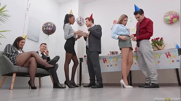 Clipes de Workplace Pussy Party - Tina Fire, Irina Cage / Brazzers / stream completo de frescos