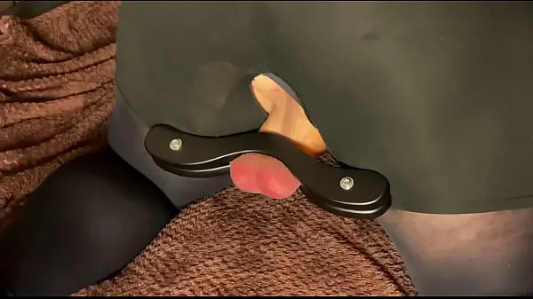 Frische Ballbusting. Herrin versohlt die Eier eines fetten Sklaven, der in einen Humbler geklemmt ist Clips Clips