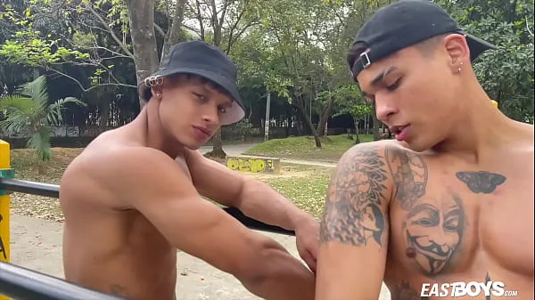 Nouveaux Qui veut voir deux mecs musclés s'entraîner dans le parc, fléchir et comparer leurs muscles ? J'espère que tu vas le faire! Le plaisir continue dans la résidence, où ces mecs musclés vont s clips Clips