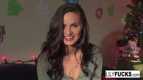 Tuoreet Lily tells us her horny Christmas wishes before satisfying herself in both holes leikkeet Leikkeet