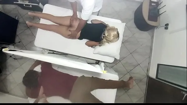 Erotic Massage on the Body of the Beautiful Wife next to her Husband in the Couples Massage Parlor It was Recorded How the Wife is Manipulated by the Doctor and Then Fucked next to her Husband NTR clip mới Clip