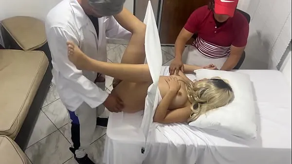 Nouveaux Ma femme est examinée par le médecin gynécologue mais je pense qu'elle la baise à côté de moi et ma femme aime ça NTR jav clips Clips