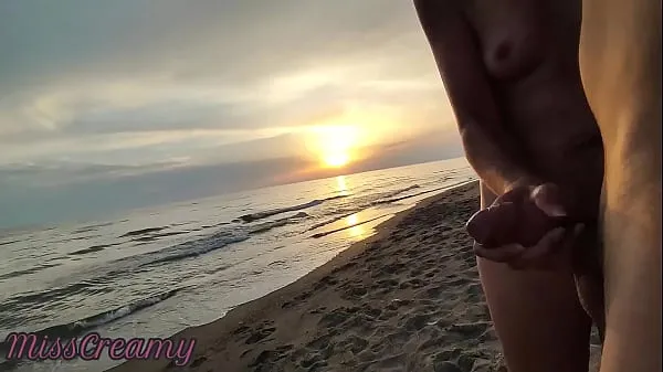 Nuovi Esibizione all'aperto Amatoriale Milf succhia un Grosso Cazzo in pubblico nella spiaggia nudisti al guardone con sperma in bocca Sesso rischioso vicino alle persone clip Clip