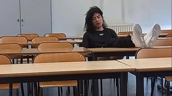 新鮮な 授業の見直し中に学校で興奮したこのフランス系アジア人の学は、人前でチンポを取り出し、危険な大学の教室でしごく 個のクリップ クリップ