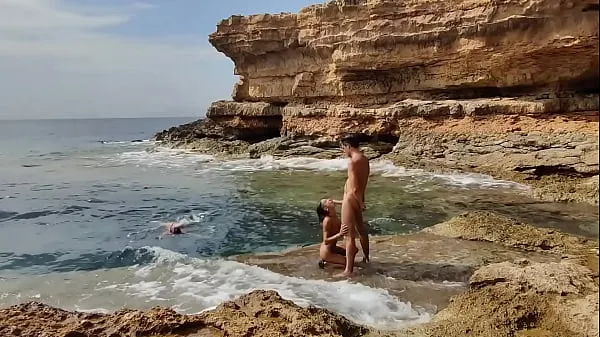 Nuovi I sub ci guardano scopare sulla spiaggia clip Clip