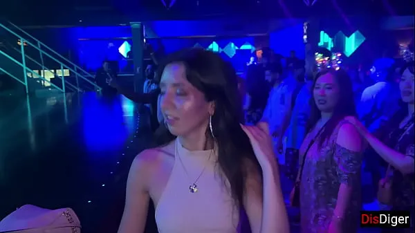 Yeni Horny girl agreed to sex in a nightclub in the toilet klip Klipler